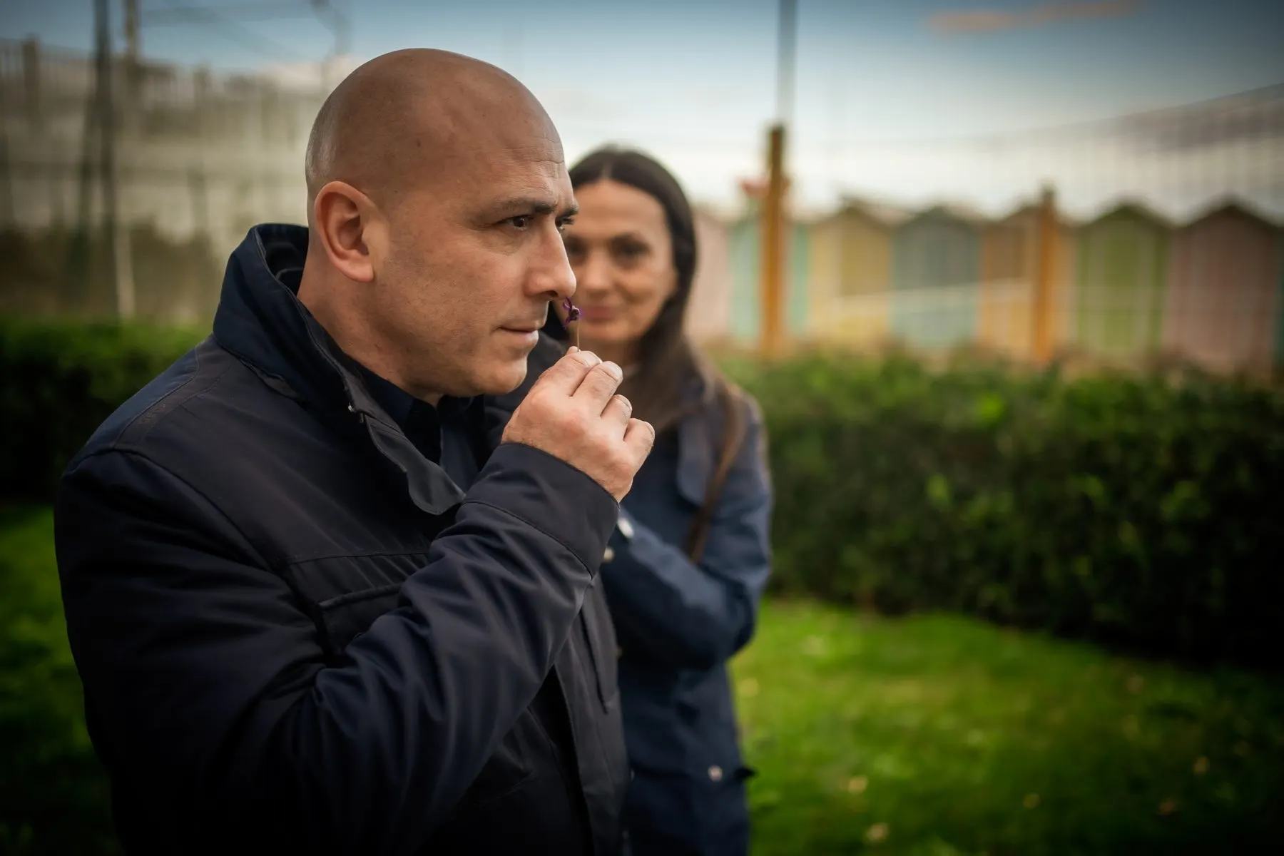 Un uomo ascolta pensieroso, accanto a una donna