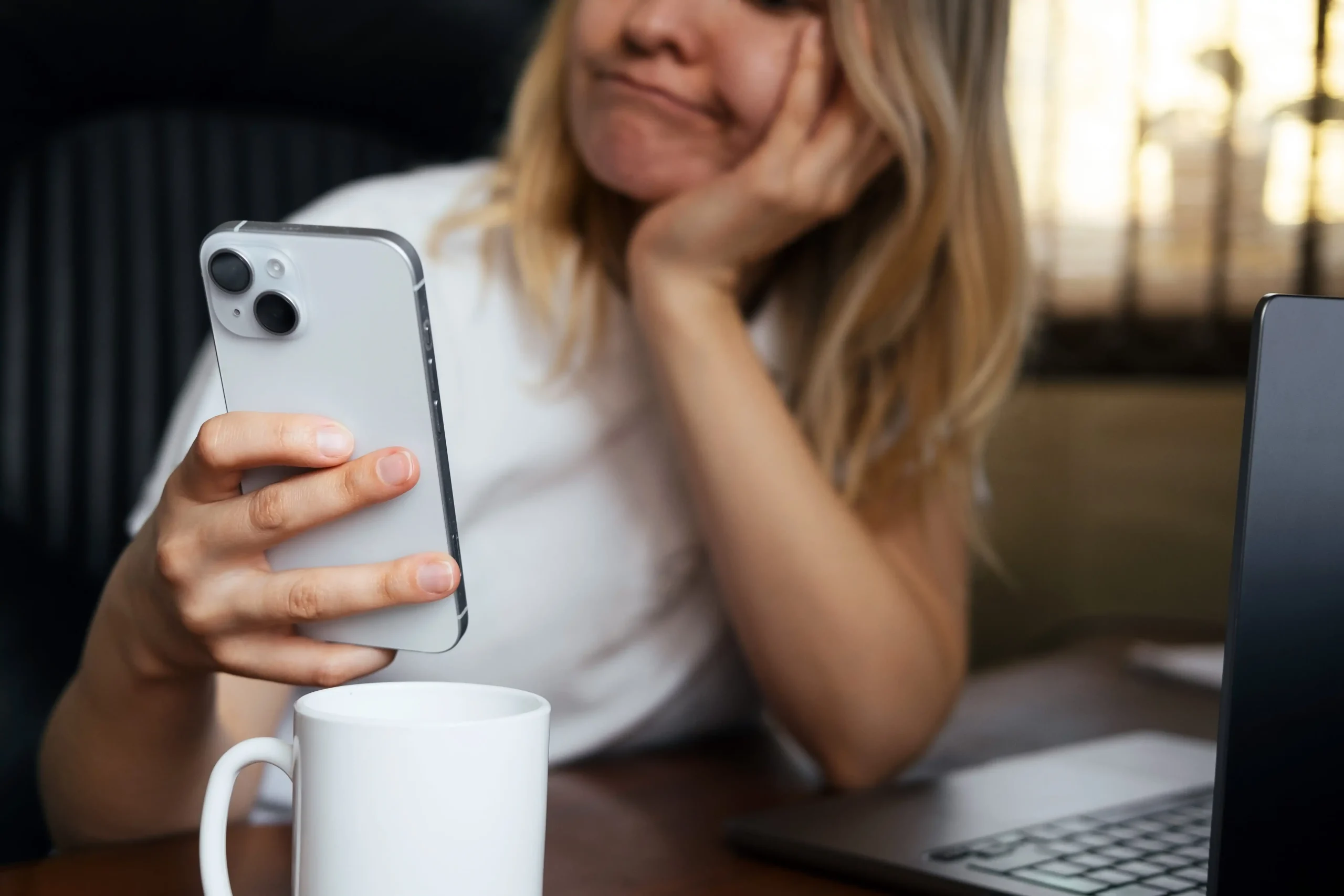 Procrastinazione e false pause: quando “stacco un attimo” diventa un’ora