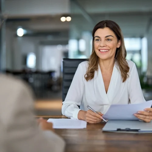 Colloquio HR di selezione tra due professioniste in un ambiente di ufficio, con ascolto attivo e attenzione non giudicante