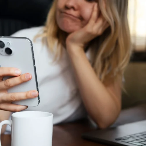 Procrastinazione e false pause: quando “stacco un attimo” diventa un’ora